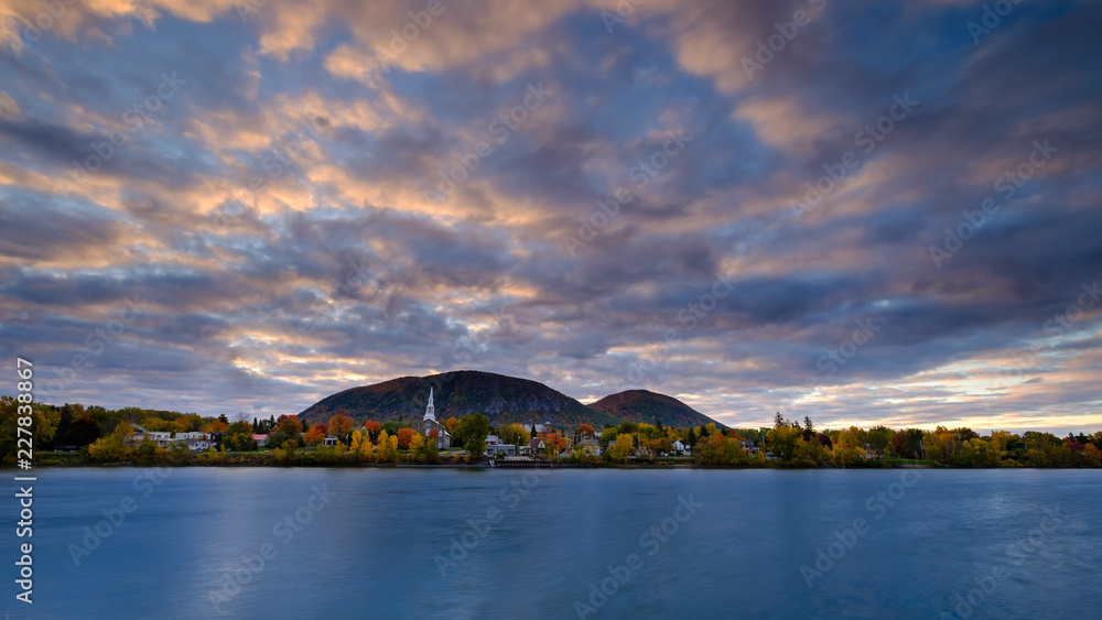 Naklejka premium Wide angle shot of Mont St-Hilaire at sunrise