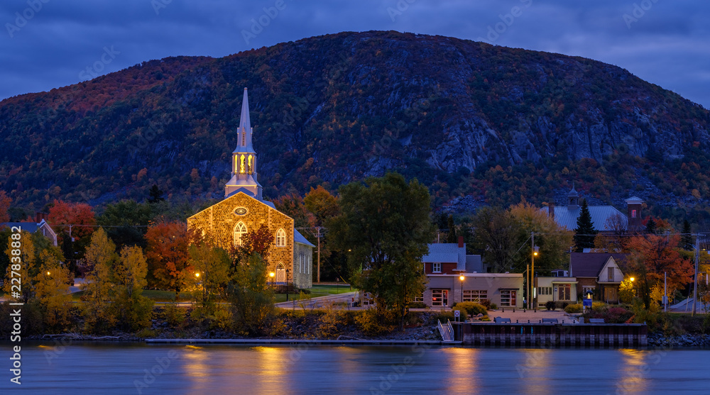 Fototapeta premium Poranna niebieska godzina w Mont St-Hilaire, Quebec, Kanada