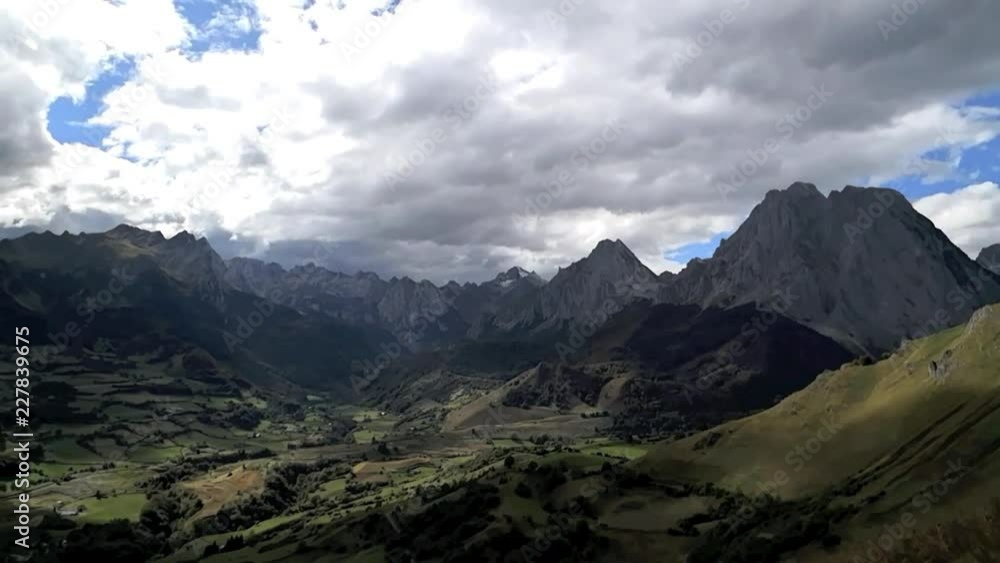 Wolken ziehen am Himmel über den Pyrenäen bei Lescun, Frankreich Wolken ziehen am Himmel über den Pyrenäen bei Lescun, Frankreich