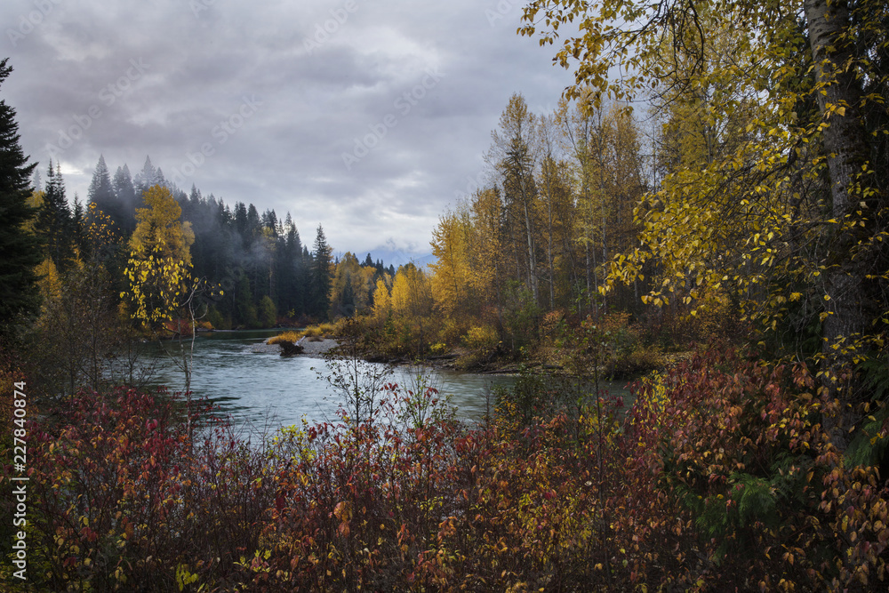 Fototapeta premium Stunning fall color reflexs in the pond and rivers in the cascade mountains