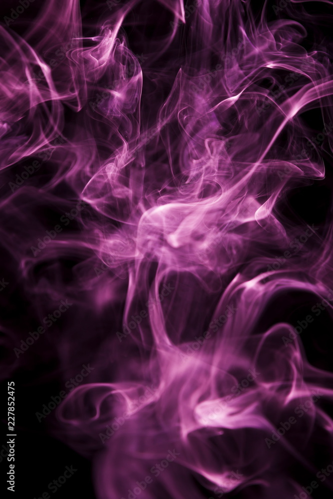 Obraz premium Purple smoke on black background