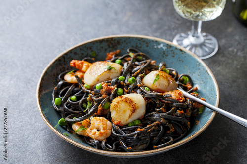 Fényképezés Squid ink pasta with prawns and scallops