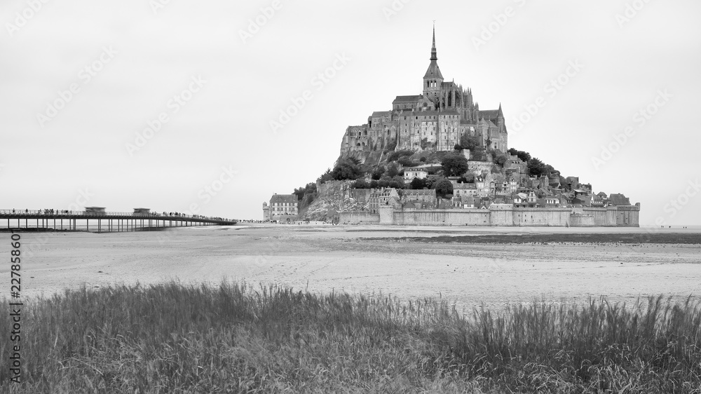 Vista Paisaje Panorámica en Blanco y Negro / Monocromo del Monte Saint Michel, Monumento y Sitio Patrimonio Mundial de la Humanidad de la UNESCO, Normandía, Francia 
