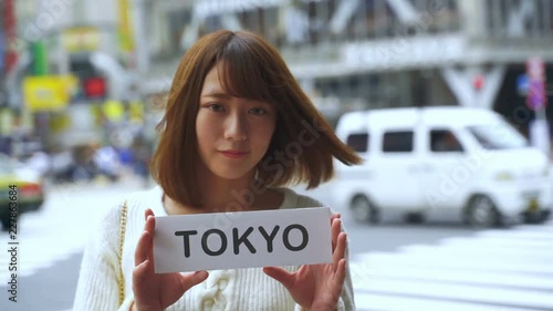 Wallpaper Mural 東京を紹介する女性・渋谷スクランブル交差点・秋 Torontodigital.ca