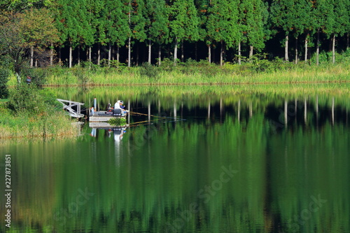 湖に映る釣り人 photo