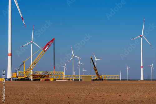 Baustelle in einem Windpark mit Kran photo