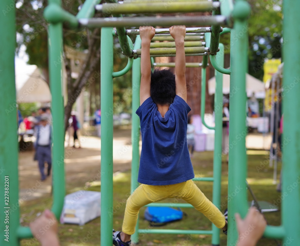 Obraz premium monkey barで遊ぶ子供