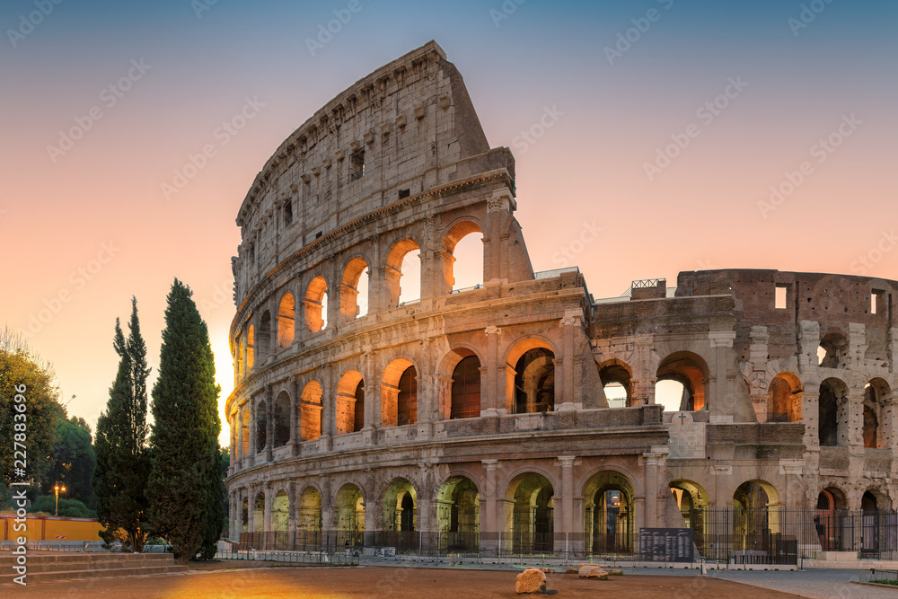 Obraz premium Widok wschodu Koloseum w Rzymie wczesnym rankiem, Rzym, Włochy,