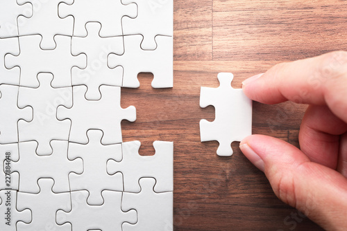 Konstfotografi Putting last jigsaw puzzle piece