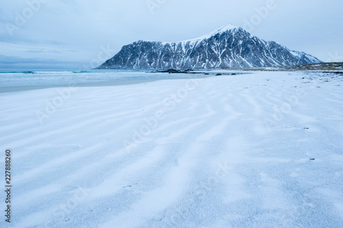 Iles Loffoten Norvège Plage enneigée © dwolberg
