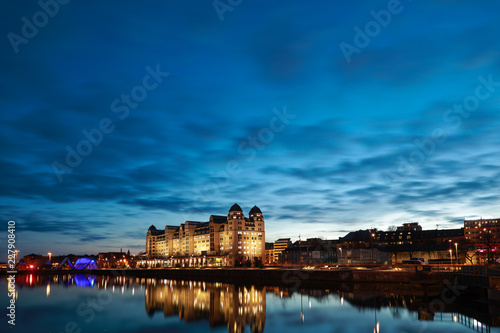 Aussicht aufs Wasser  Hafen  Burg  Theater von Opernhaus in Oslo  Norwegen