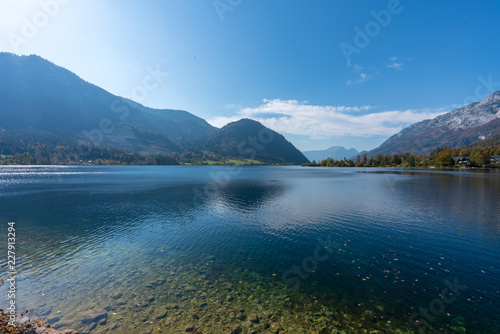 Grundlsee mit bunten Laubbäumen und Herbstblättern, an einem wunderschönen Herbsttag