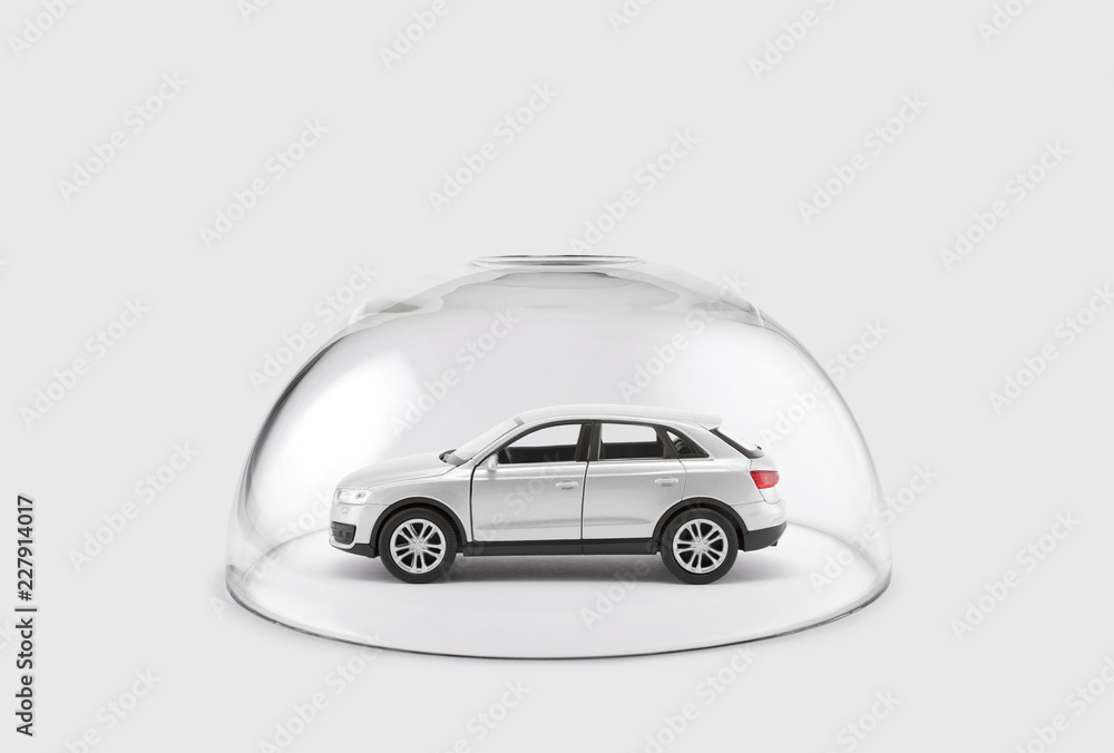 Fototapeta premium Nowoczesny srebrny samochód chroniony pod szklaną kopułą