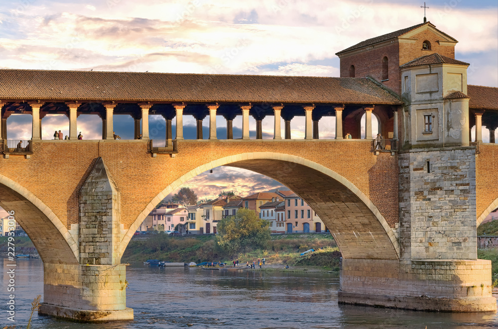 Il ponte coperto di Pavia con le luci del tramonto