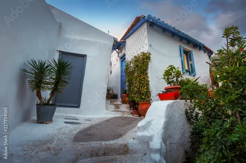 Obraz Ulica w dzielnicy Anafiotika na starym mieście w Atenach, Grecja.