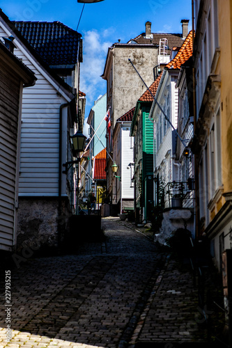 narrow street in Bergen © technikiel