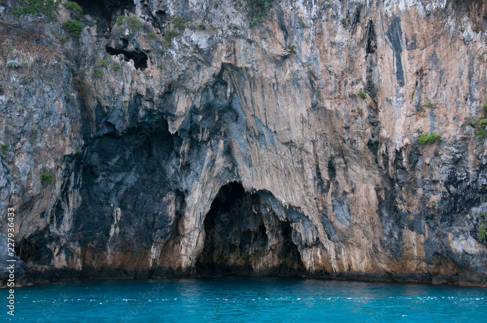 Entrata nella grotta della roccia vista dal mare. Isola di Dino in Calabria, Italia