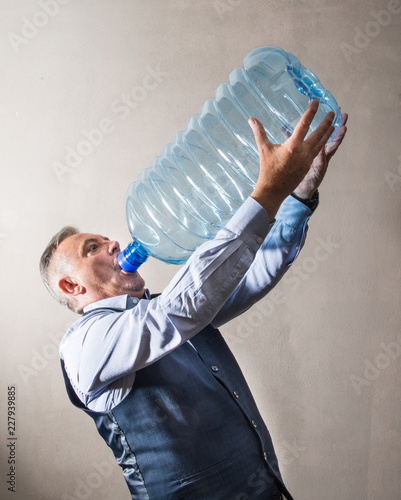 ingozzarsi con un bottiglione enorme di acqua