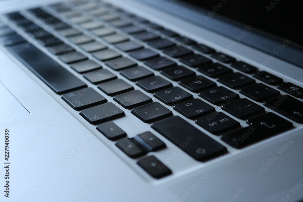 Primo piano di una tastiera di computer, messa a fuoco su lettere accentate, vista dall’alto Primo piano di una tastiera di computer, messa a fuoco su lettere accentate, vista dall’alto