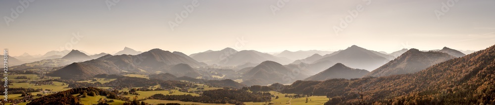 Obraz premium Bergsilhouette in den Alpen, Panorama