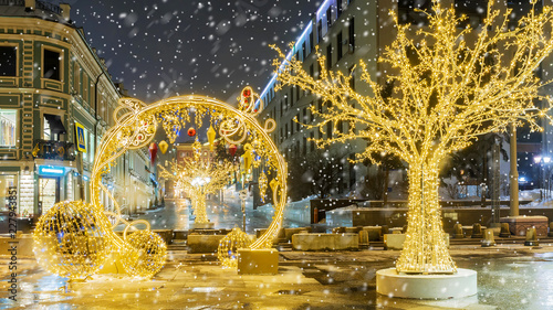 Obraz na płótnie Christmas in Moscow. Festively decorated Stoleshnikov lane in Moscow w salonie