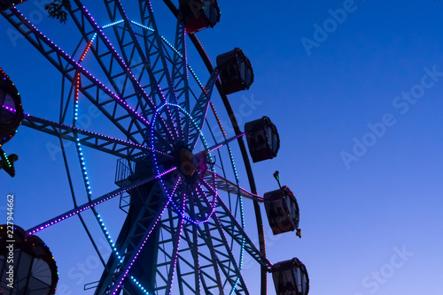 Fotografia ferris wheel at night
