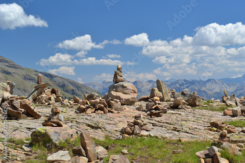 Monticules de pierres dans les Hautes-Alpes le long d'un sentier de randonnée dans les Hautes-Alpes, Alpes, Dormillouse, France © Céline
