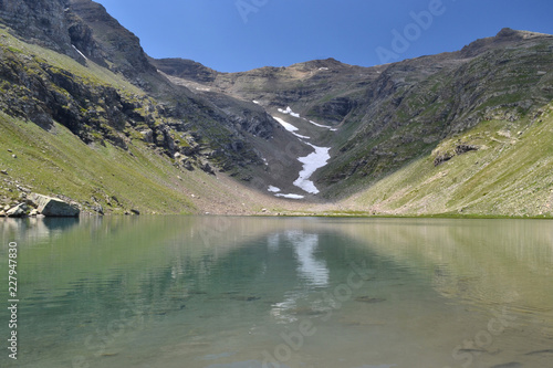 Lac Faravel dans les Hautes-Alpes Dormillouse, névée, Parc national des Ecrins dans les Alpes, France © Céline