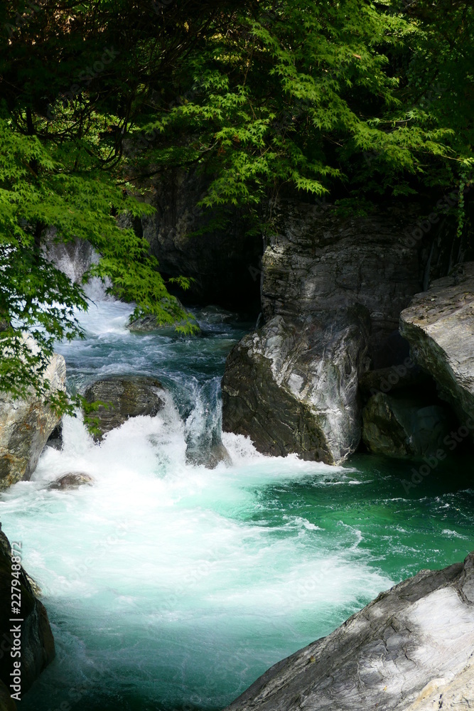 Naklejka premium 山間の清流、安居渓谷の滝。仁淀川支流の景勝地。高知 日本。９月中旬。