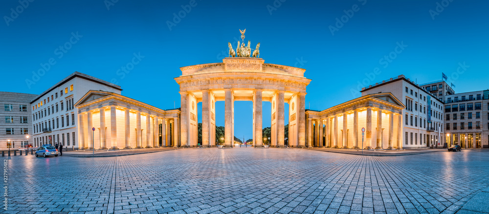 Fototapeta premium Panorama Bramy Brandenburskiej o zmierzchu, Berlin, Niemcy