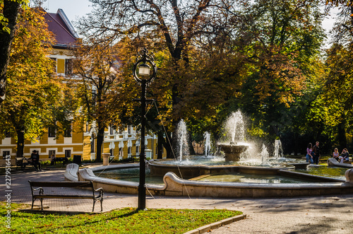 Canvastavla Pecs, Hungary - October 06, 2018: The fountain in the city park Pecs, Hungary, i