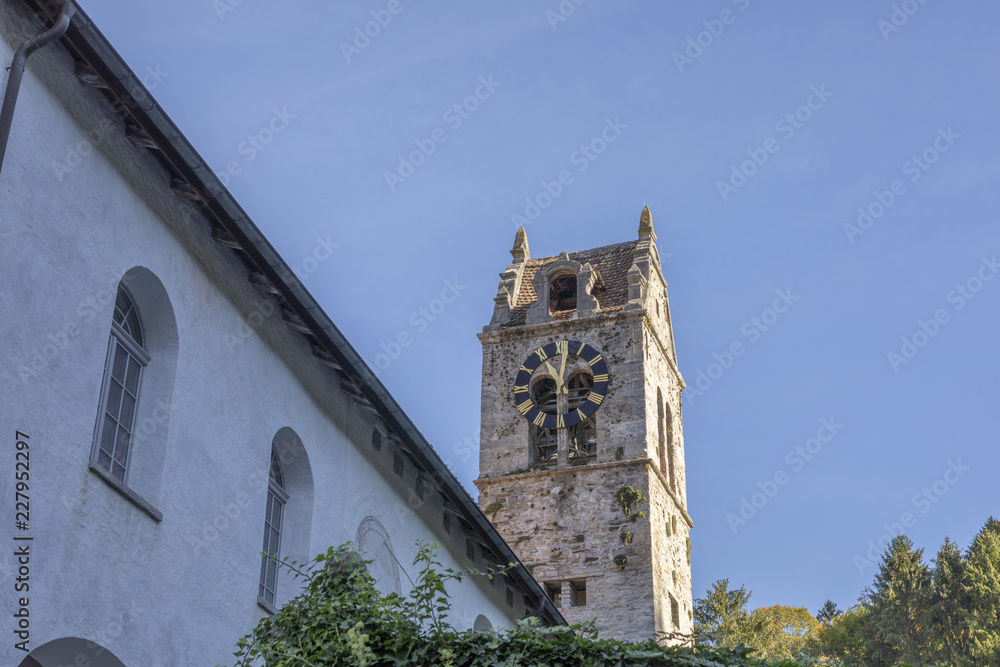 Kirchturm mit Uhr in Gsteigwiler Schweiz