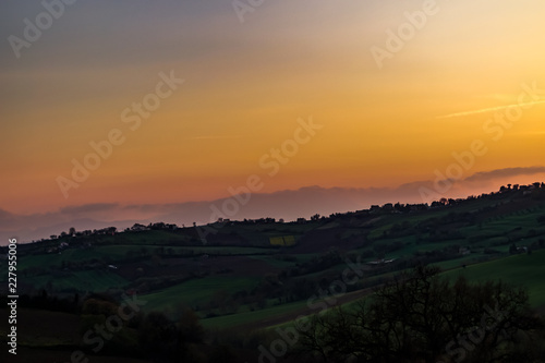 Paesaggio rurale marchigiano al tramonto © Luciano Pierantoni