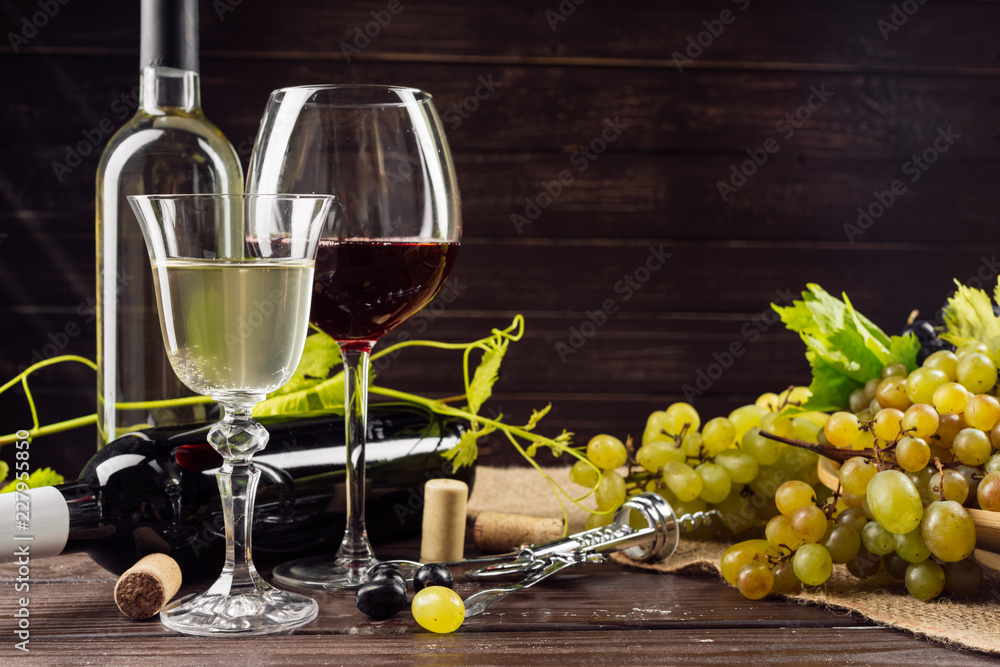 Obraz premium Wine bottle and grape on wooden table