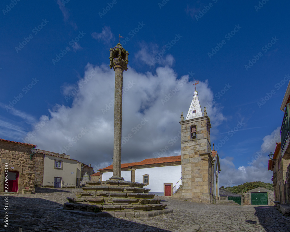 Obraz premium Plaza principal de Castelo Mendo, pueblo histórico en el distrito de Guarda. Portugal.