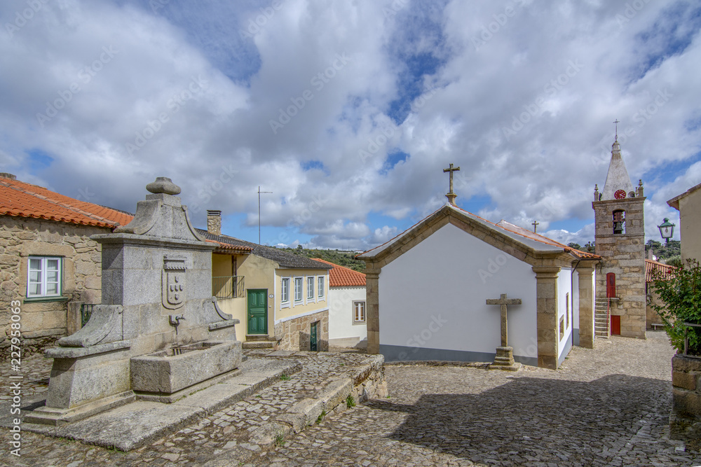 vista  de la fuente del pueblo histórico de Castelo Mendo en Portugal
