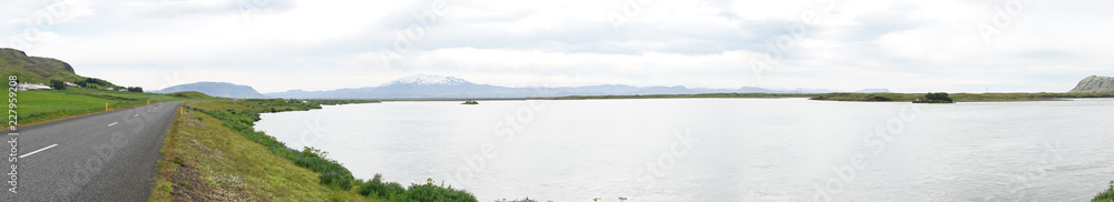 Fototapeta premium Berg- und Seen-Landschaft auf der Fahrt ins isländische Hochland (Landmannalaugar / Þórsmörk) / Süd-Island