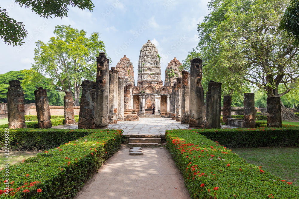 Wat Si Sawai (Sri Savaya) in Sukhothai A big Khmer style temple in Sukhothai. of big temples in Sukhothai Historical Park.  Sukhothai THAILAND .