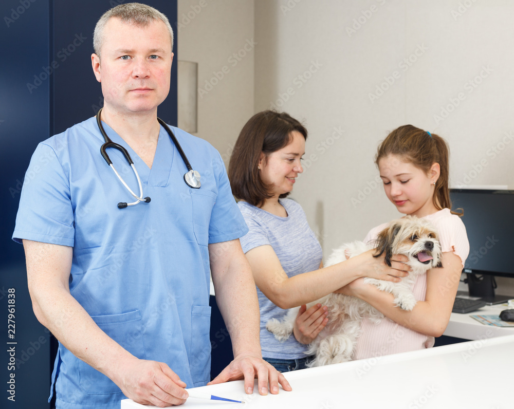 Obraz premium Confident male veterinarian in vet office