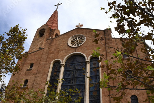 Kirche mit Kreuz und Fensterrose in Beirut photo