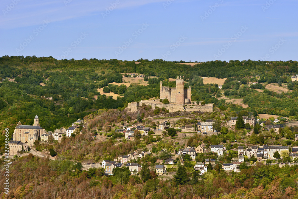 Vue plongeante sur Najac (12270), département de l'Aveyron en région Occitanie, France	
