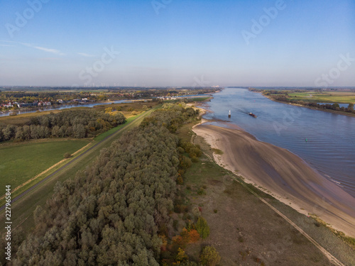 Luftaufnahme eines Deich-Waldes an der Hunte-Weser-M  ndung  Drohne 