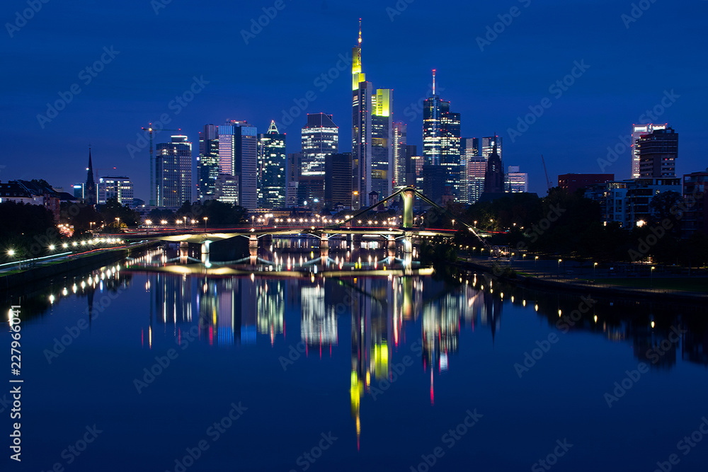 Die Frankfurter Skyline zur blauen Stunde