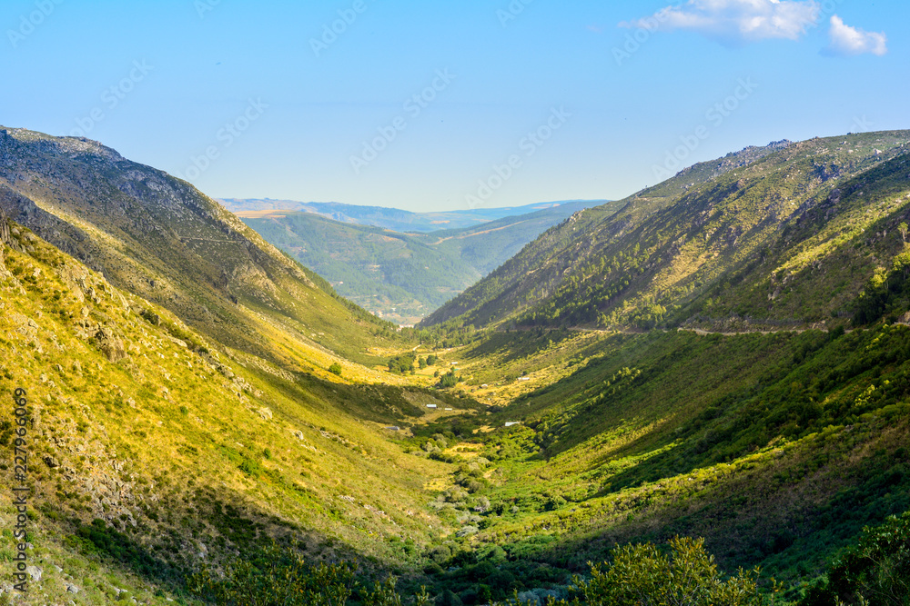 Naklejka premium Valley