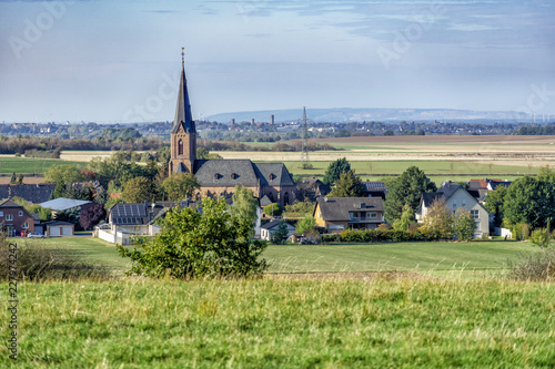 Vom Kirchturm in Obergartzem über Zülpich hinweg bis zur Sophien-Höhe am Tagebau Hambach (Teleaufnahme)