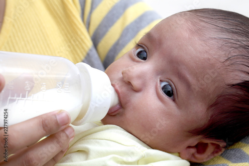 Canvas Print Mother feeding milk to newborn baby
