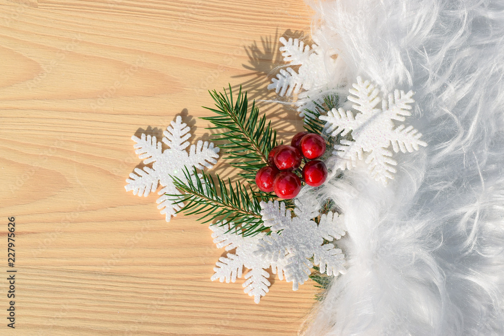 Winter oder Weihnachten Hintergrund einfach schlicht auf Holz mit Zweig und roten Beeren und Schneeflocke Winter oder Weihnachten Hintergrund einfach schlicht auf Holz mit Zweig und roten Beeren und Schneeflocke
