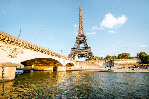 Widok na wieżę Eiffla na Sekwanie w świetle dziennym w Paryżu