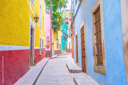 Fototapeta Naklejka Na Ścianę i Meble -  Colorful alleys and streets in Guanajuato city, Mexico 