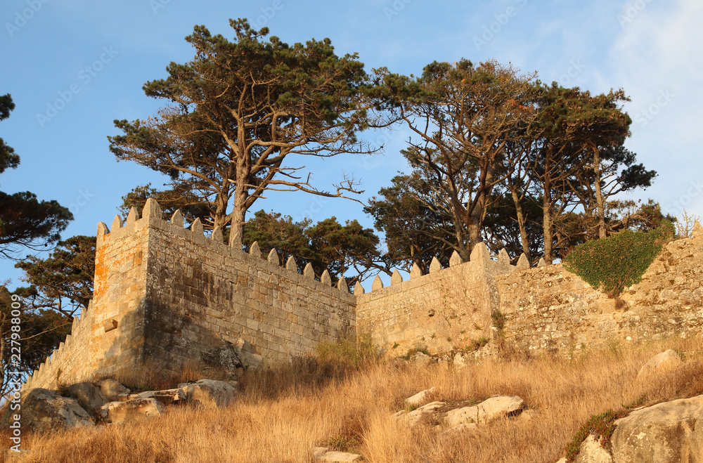 murallas medievales del castillo de Baiona en Galicia al atardecer